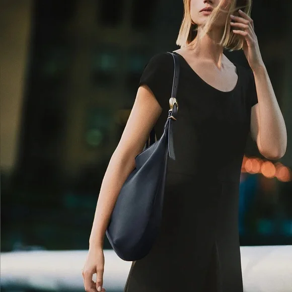 Cuyana Oversized Celestia Bag in Navy Blue - Picture 12 of 16